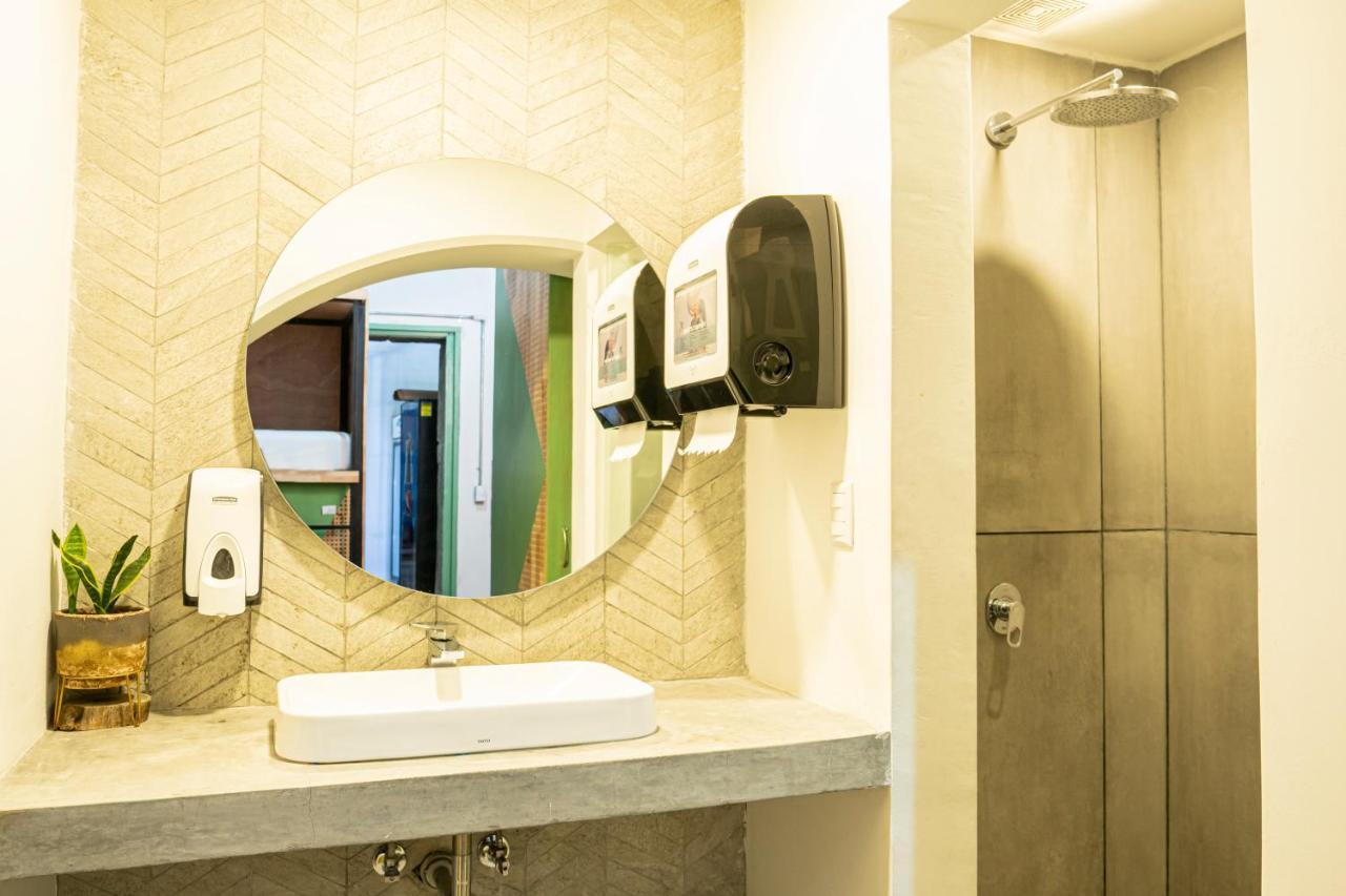 Adra Hostel Antigua Екстериор снимка A hand dryer in a bathroom