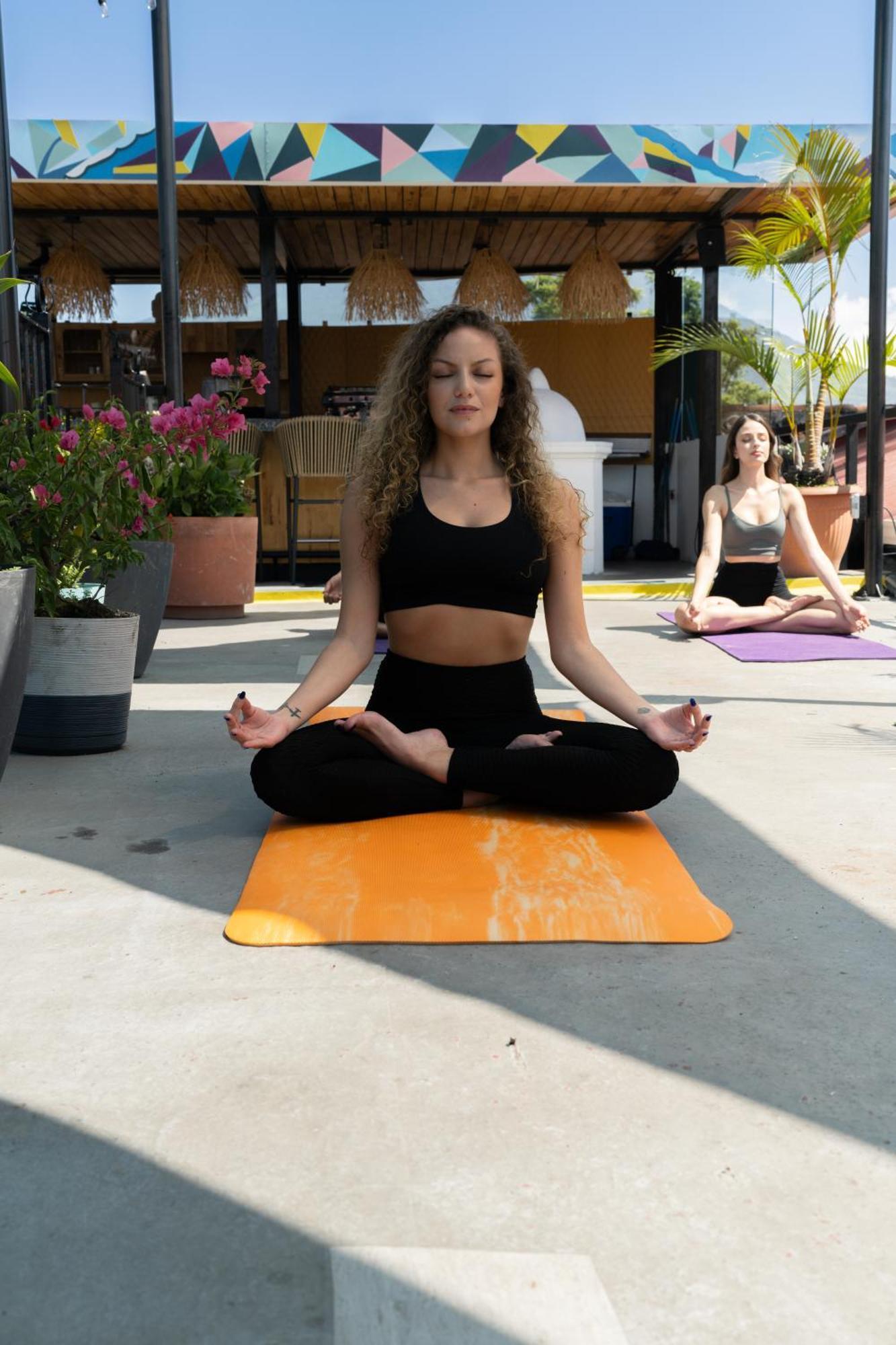 Adra Hostel Antigua Екстериор снимка Siddhasana