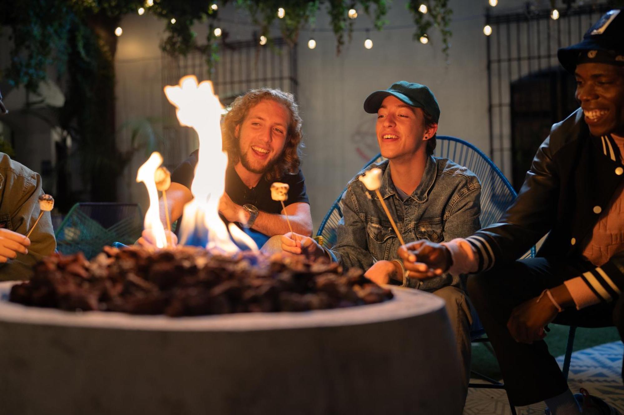 Adra Hostel Antigua Екстериор снимка Marshmallows roasting over a fire
