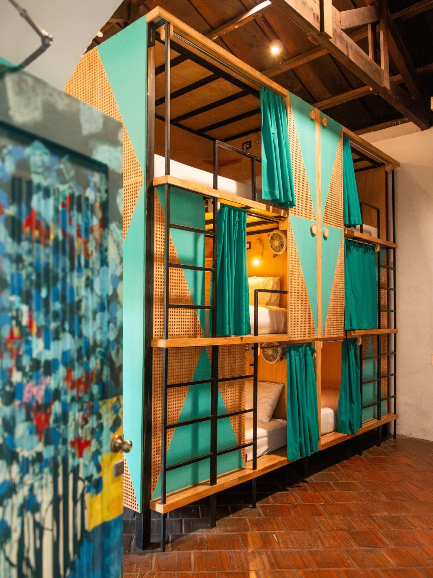 Adra Hostel Antigua Екстериор снимка A capsule hotel in Tokyo