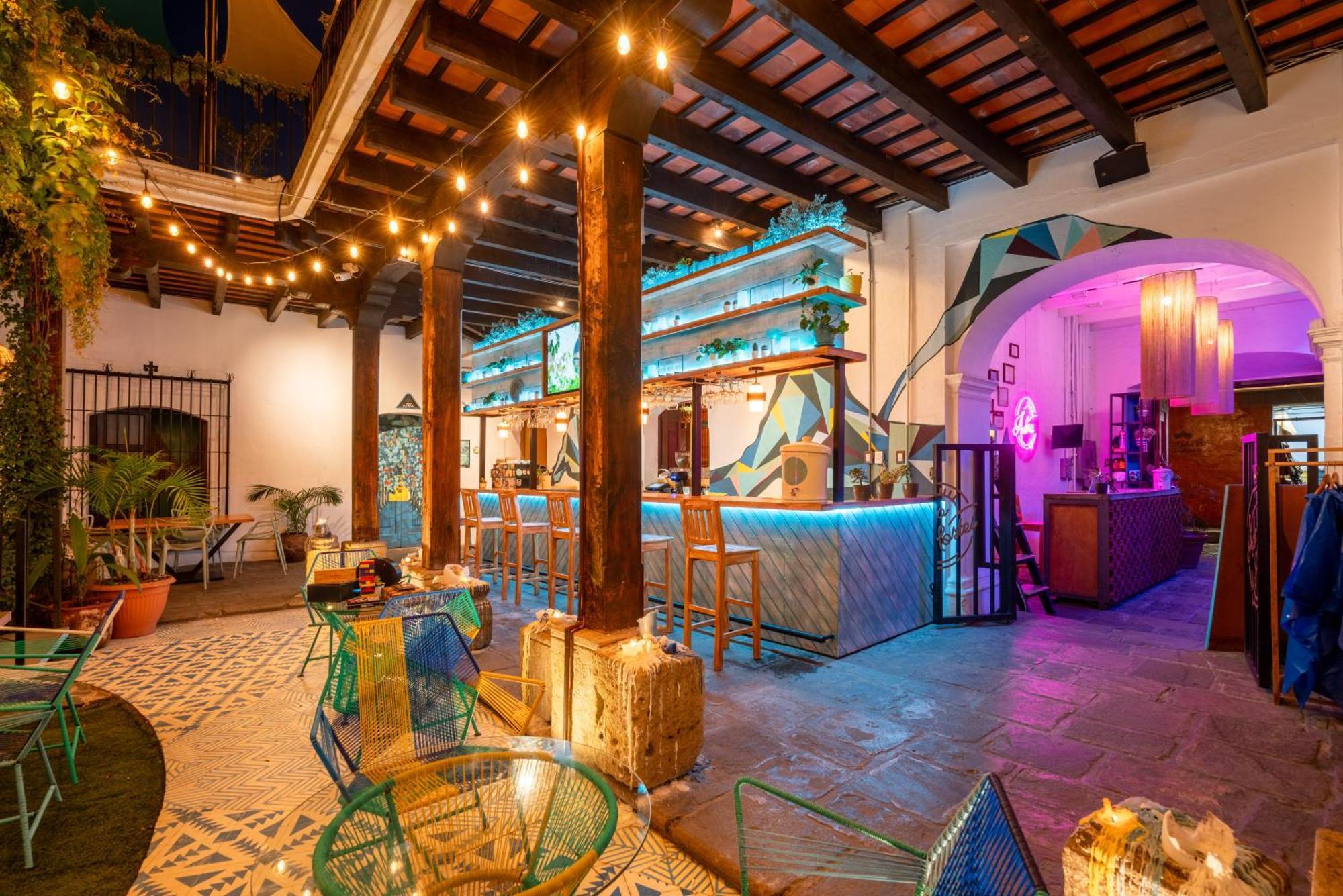 Adra Hostel Antigua Екстериор снимка The interior of the nightclub
