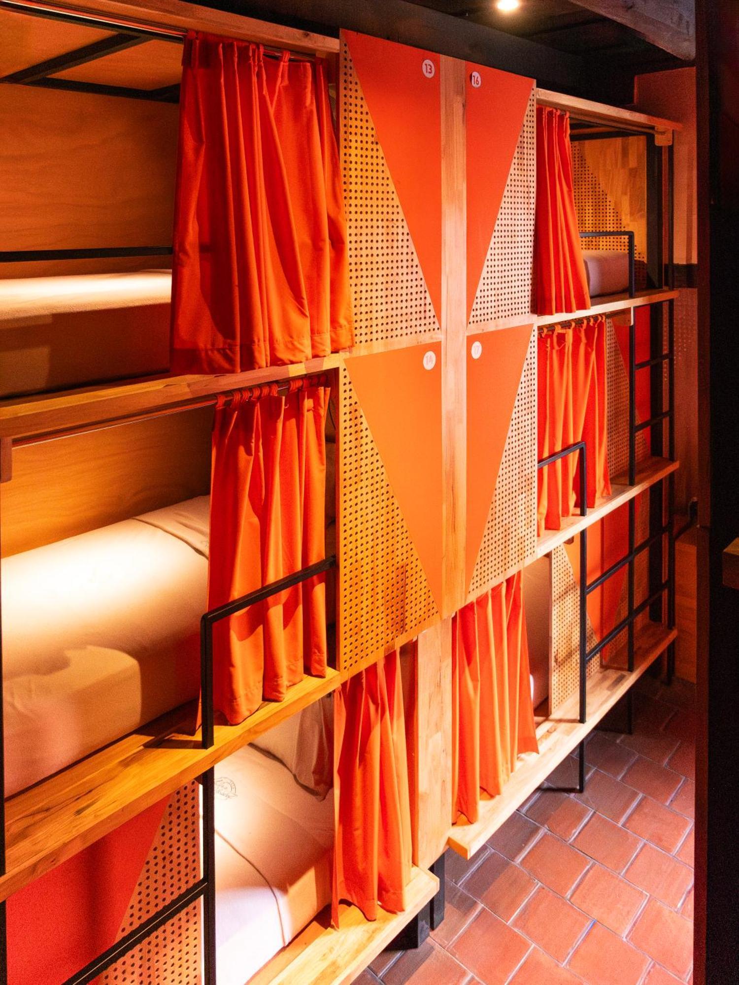 Adra Hostel Antigua Екстериор снимка Curtains in a capsule hotel