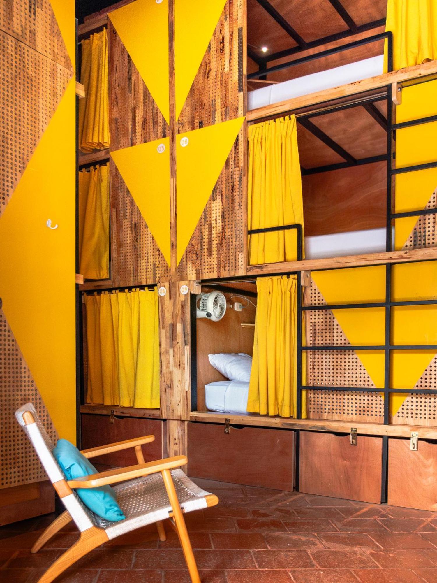 Adra Hostel Antigua Екстериор снимка A capsule hotel in Tokyo