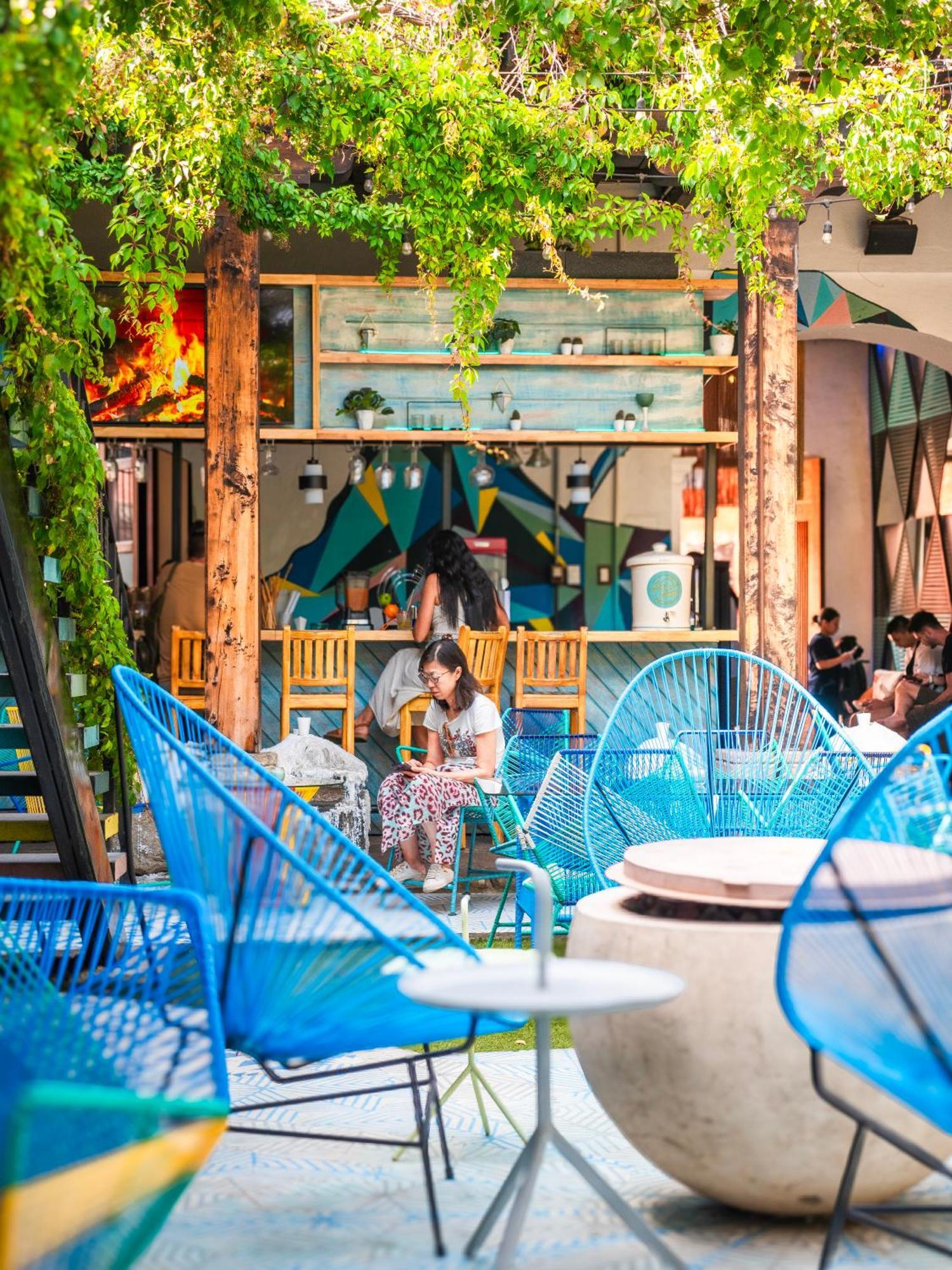 Adra Hostel Antigua Екстериор снимка A coffee shop in Ho Chi Minh City