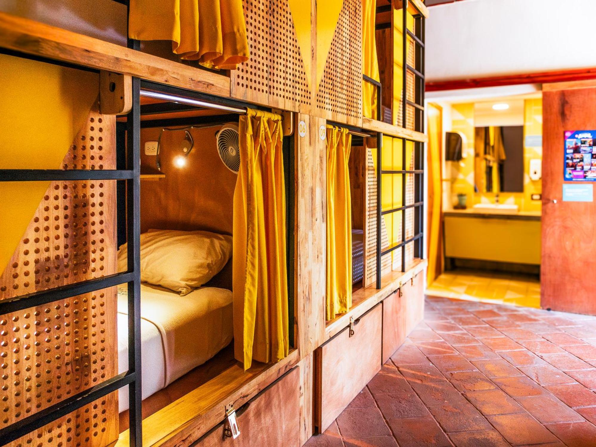 Adra Hostel Antigua Екстериор снимка Hostel in Thailand