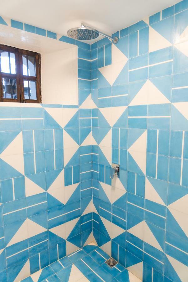 Adra Hostel Antigua Екстериор снимка Bathroom tiles